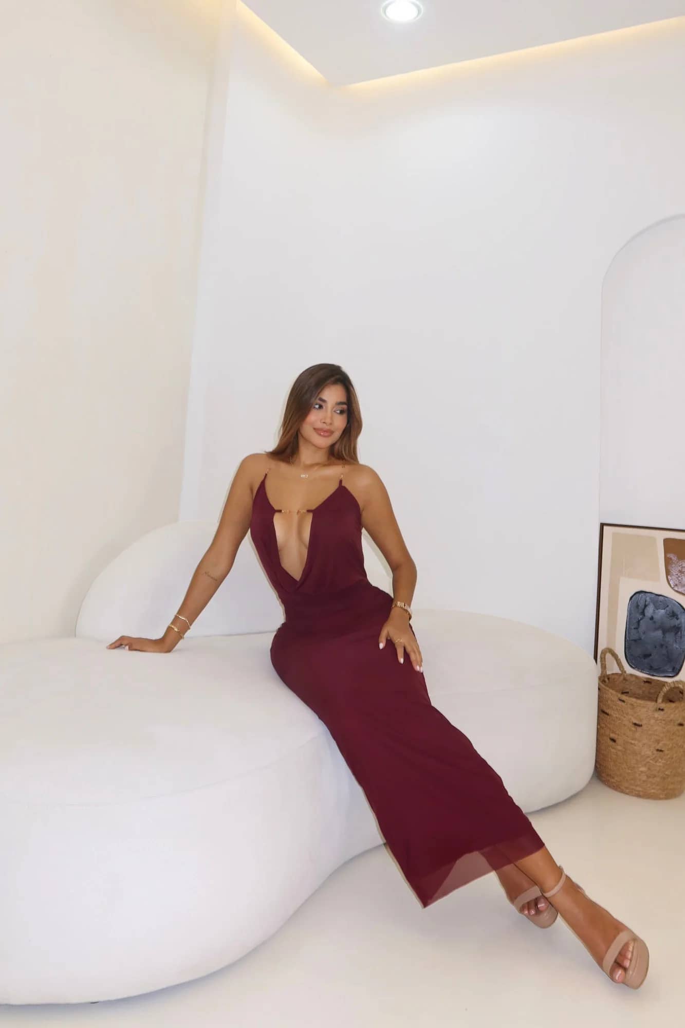 Vestido Flower vinotinto de frente: escote en V profundo, caída ceñida hasta el tobillo