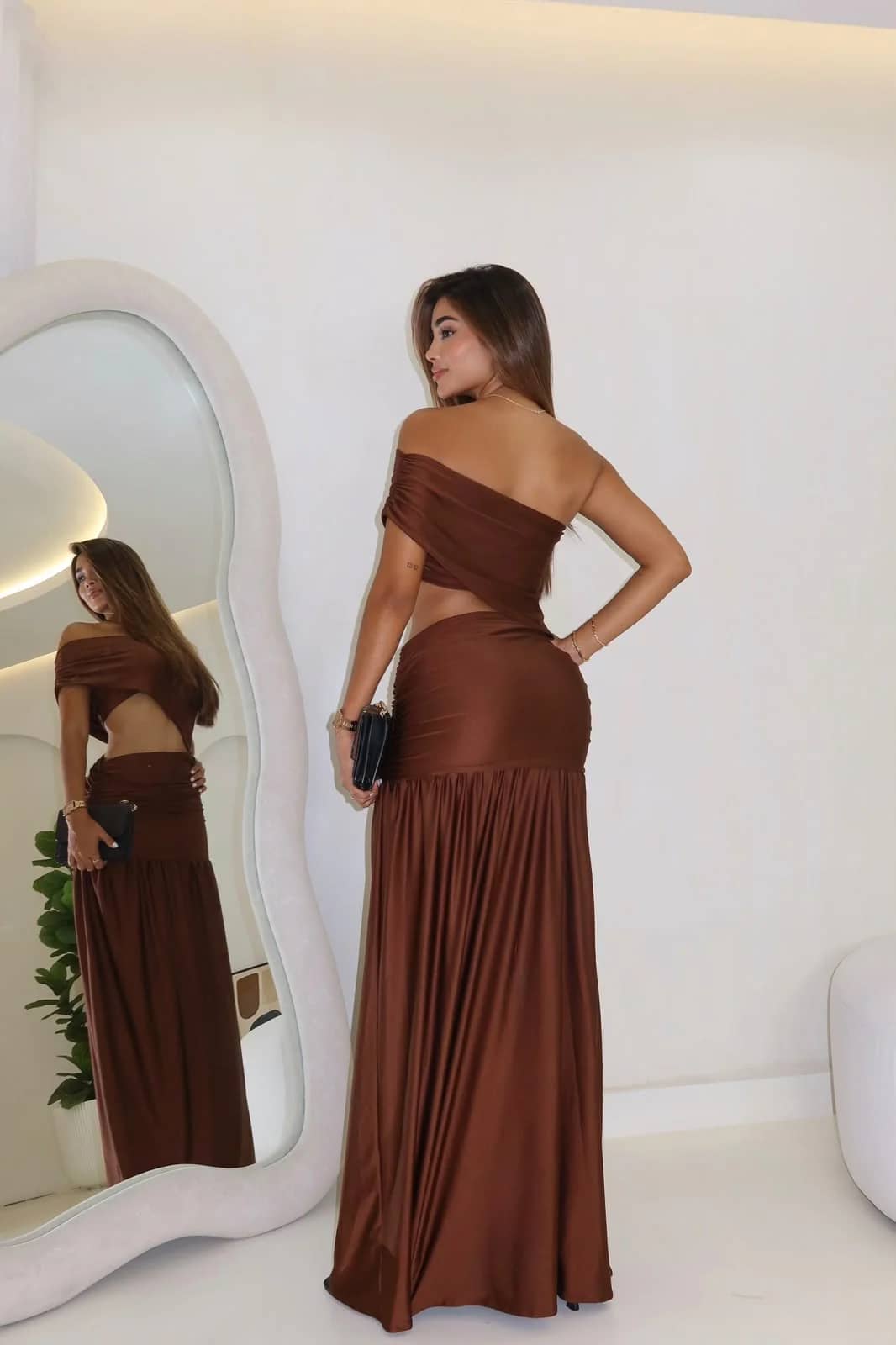 Espalda del Vestido Fantasía café reflejada en el espejo