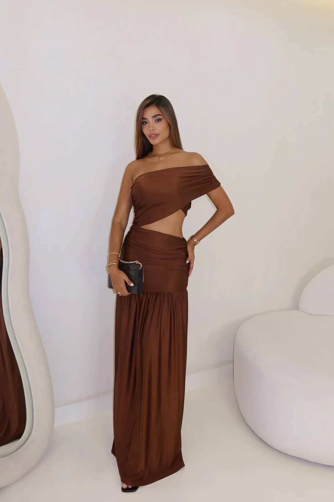 Vestido Fantasía café de cuerpo entero: top asimétrico a un hombro, abertura en la cintura y falda larga fruncida